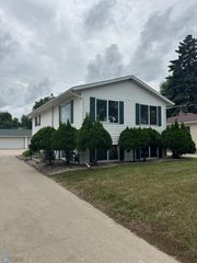 2126 5th Avenue S, Fargo, ND 58103