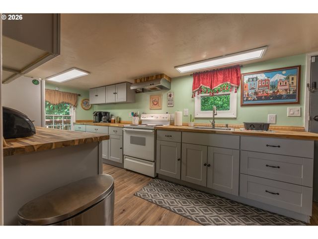2700 UNDERHILL Ln, West Linn, OR 97068