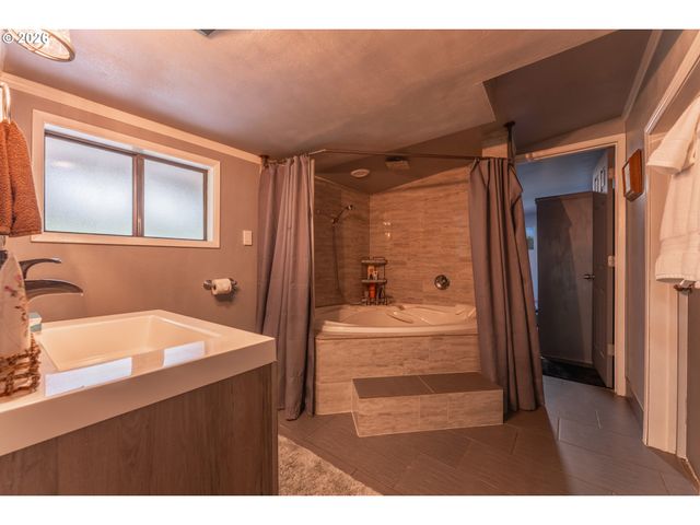 2700 UNDERHILL Ln, West Linn, OR 97068