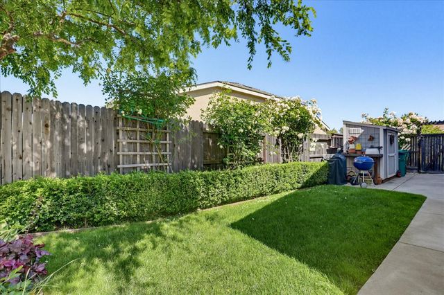 21590 Cascade Crossing Rd, Grass Valley, CA 95949