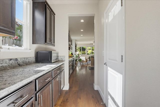 21590 Cascade Crossing Rd, Grass Valley, CA 95949