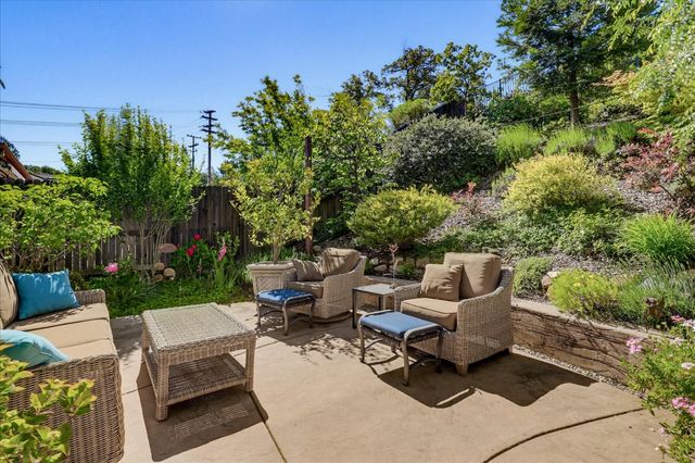 21590 Cascade Crossing Rd, Grass Valley, CA 95949