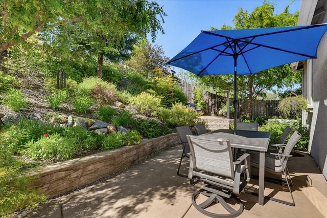 21590 Cascade Crossing Rd, Grass Valley, CA 95949