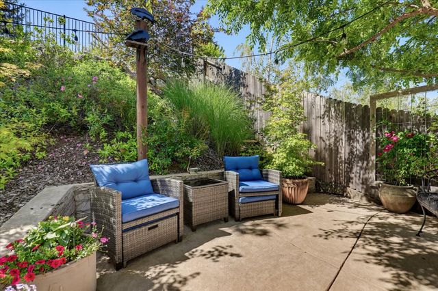 21590 Cascade Crossing Rd, Grass Valley, CA 95949