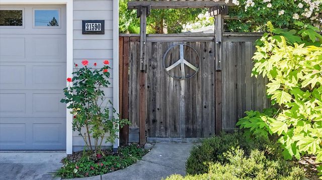 21590 Cascade Crossing Rd, Grass Valley, CA 95949