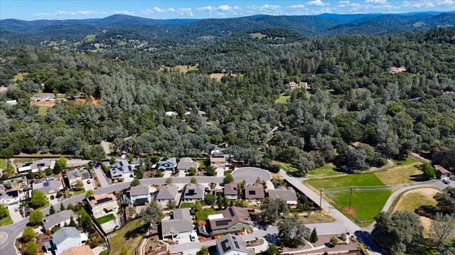 21590 Cascade Crossing Rd, Grass Valley, CA 95949