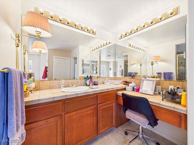 321 Whispering Tree Avenue, Las Vegas, NV 89183