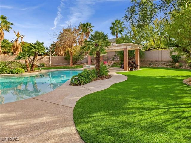 321 Whispering Tree Avenue, Las Vegas, NV 89183