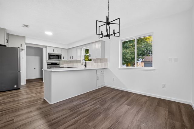 311 Crest Hill Drive, Conroe, TX 77301