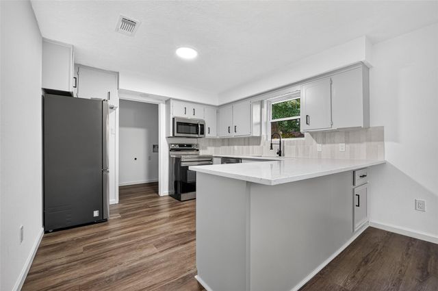 311 Crest Hill Drive, Conroe, TX 77301
