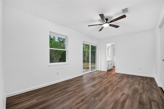 311 Crest Hill Drive, Conroe, TX 77301