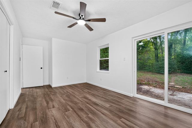 311 Crest Hill Drive, Conroe, TX 77301