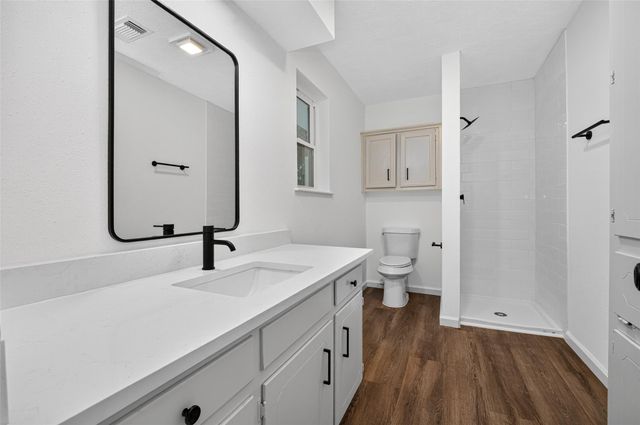 311 Crest Hill Drive, Conroe, TX 77301