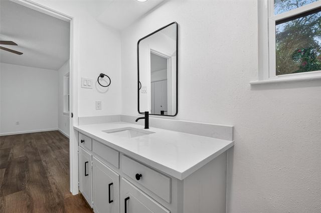 311 Crest Hill Drive, Conroe, TX 77301