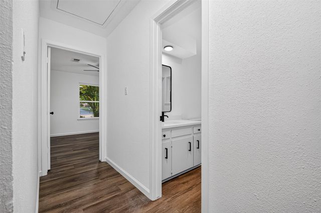 311 Crest Hill Drive, Conroe, TX 77301