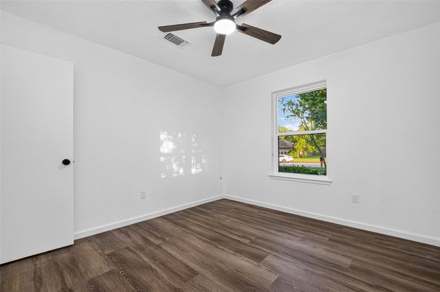 311 Crest Hill Drive, Conroe, TX 77301
