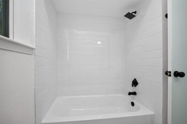 311 Crest Hill Drive, Conroe, TX 77301