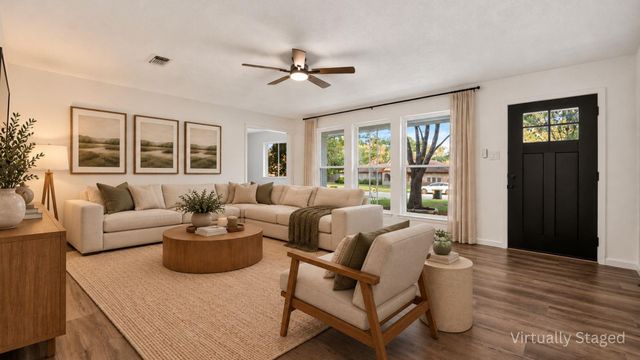 311 Crest Hill Drive, Conroe, TX 77301