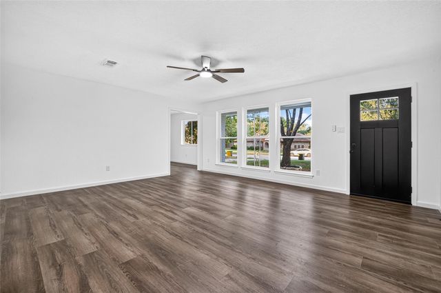 311 Crest Hill Drive, Conroe, TX 77301
