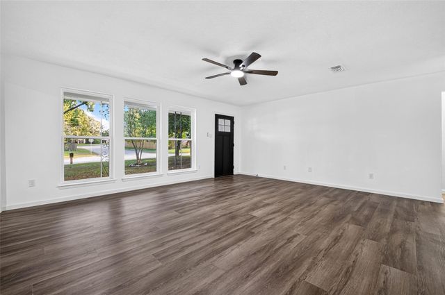 311 Crest Hill Drive, Conroe, TX 77301