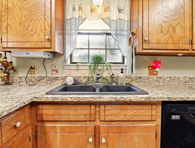 111 Bison Trl, Longview, TX 75605