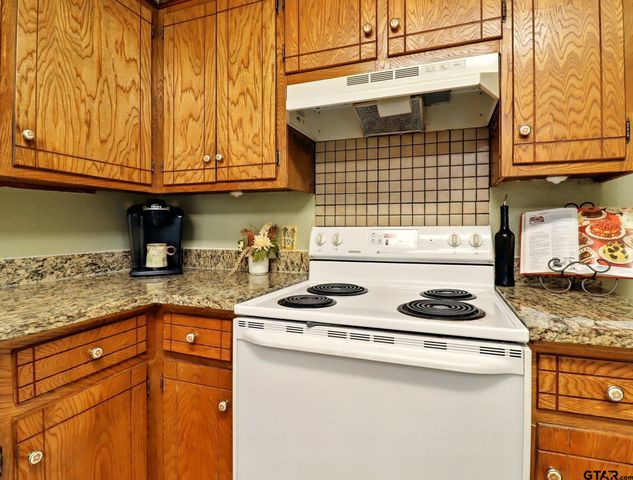 111 Bison Trl, Longview, TX 75605