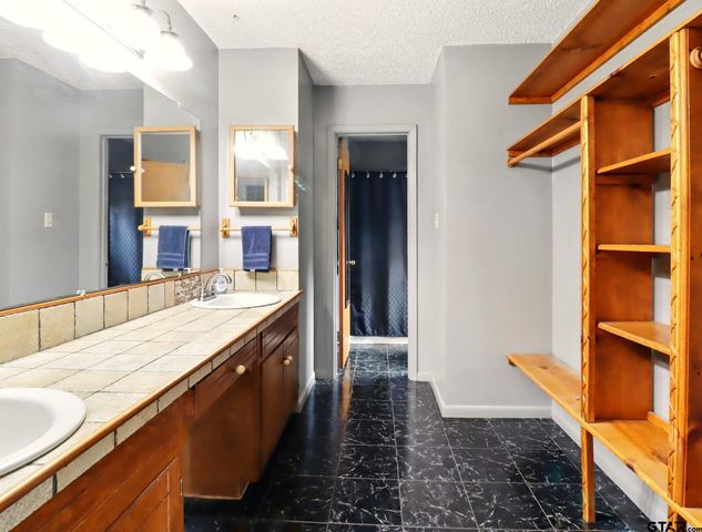 111 Bison Trl, Longview, TX 75605