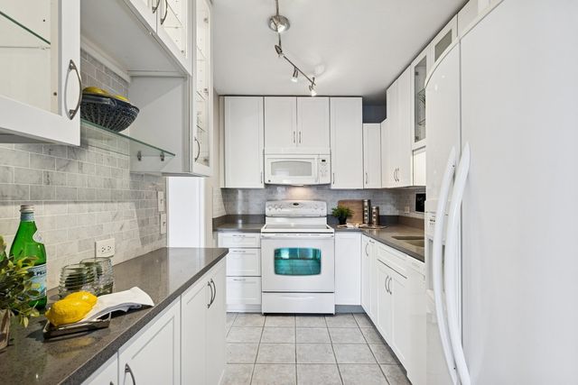 6157 N Sheridan Road 3M, Chicago, IL 60660