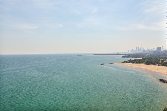 6157 N Sheridan Road 3M, Chicago, IL 60660