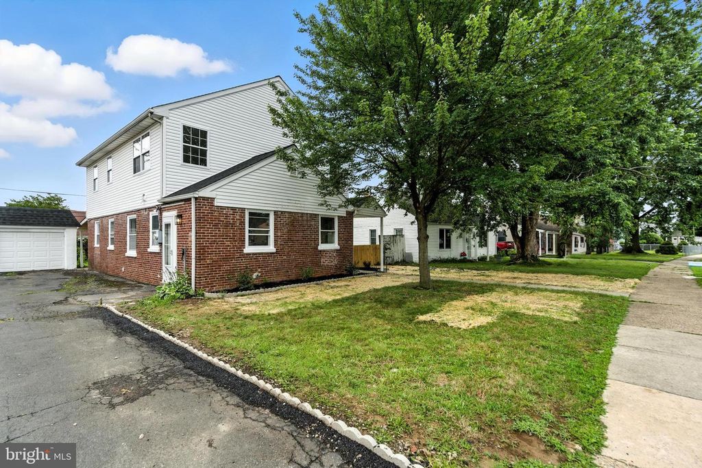 9219 EXETER RD, Philadelphia, PA 19114