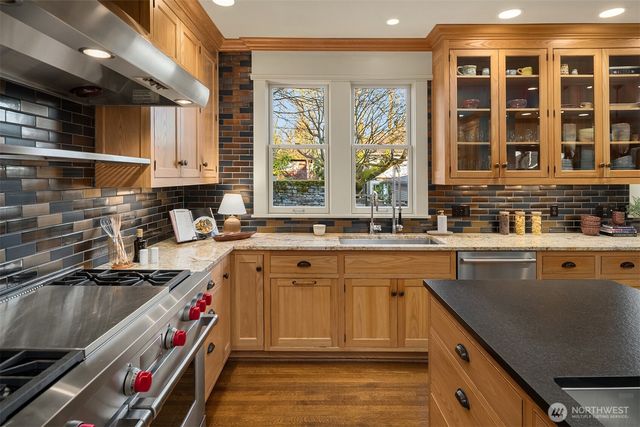 952 16th Avenue E, Seattle, WA 98112