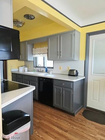 7623 Alan Pky, Middleburg Heights, OH 44130