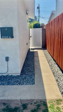 10133 Kester, San Fernando, CA 91345