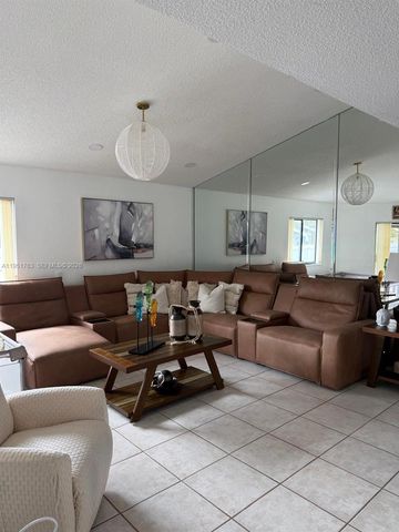 1041 SW 111th Ave, Pembroke Pines, FL 33025