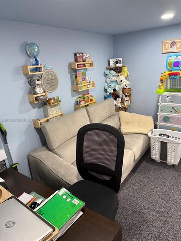 1041 SW 111th Ave, Pembroke Pines, FL 33025