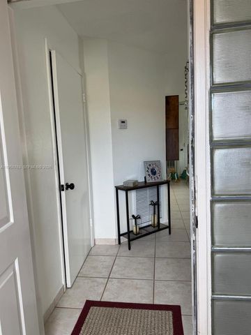 1041 SW 111th Ave, Pembroke Pines, FL 33025