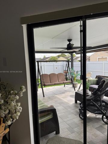 1041 SW 111th Ave, Pembroke Pines, FL 33025