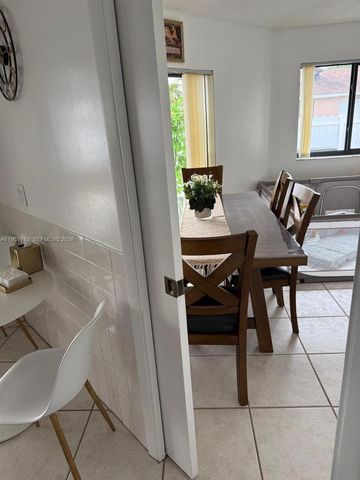 1041 SW 111th Ave, Pembroke Pines, FL 33025