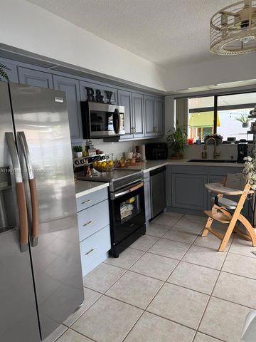 1041 SW 111th Ave, Pembroke Pines, FL 33025