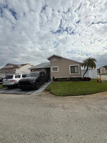 1041 SW 111th Ave, Pembroke Pines, FL 33025