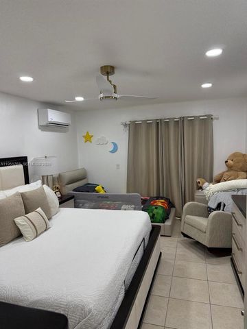 1041 SW 111th Ave, Pembroke Pines, FL 33025