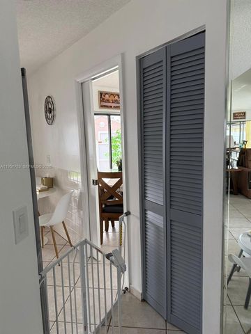 1041 SW 111th Ave, Pembroke Pines, FL 33025