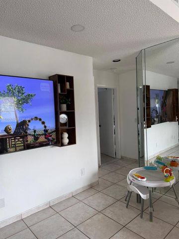 1041 SW 111th Ave, Pembroke Pines, FL 33025