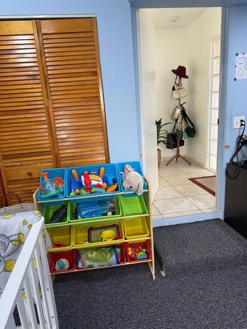 1041 SW 111th Ave, Pembroke Pines, FL 33025