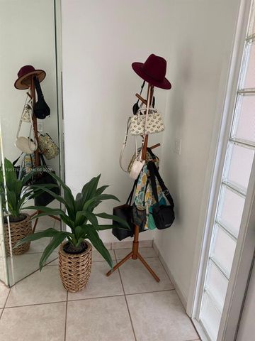 1041 SW 111th Ave, Pembroke Pines, FL 33025