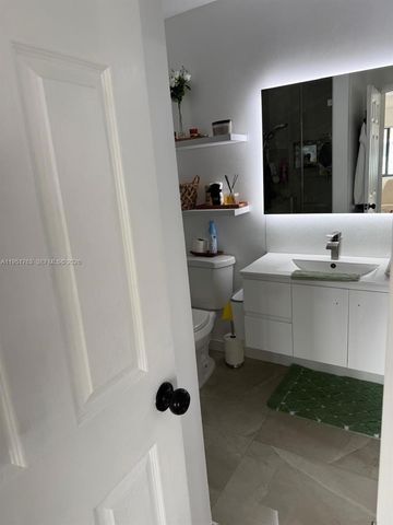 1041 SW 111th Ave, Pembroke Pines, FL 33025