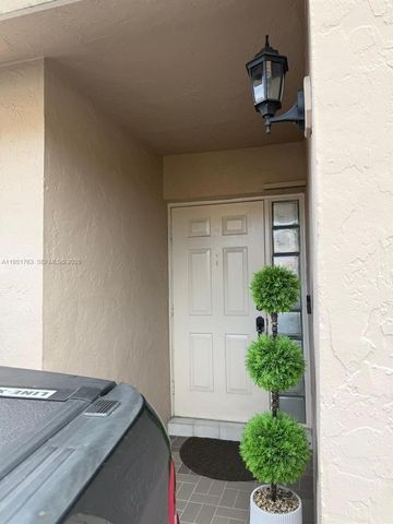 1041 SW 111th Ave, Pembroke Pines, FL 33025