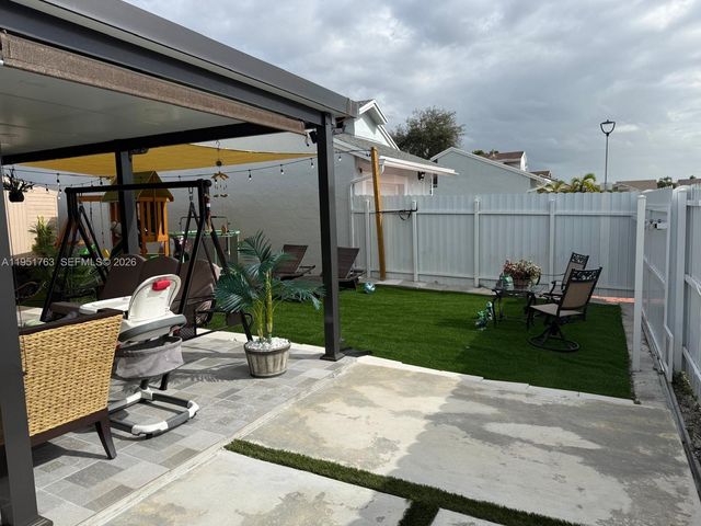 1041 SW 111th Ave, Pembroke Pines, FL 33025