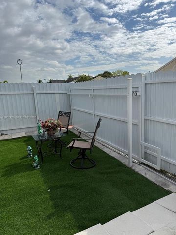 1041 SW 111th Ave, Pembroke Pines, FL 33025