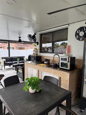 1041 SW 111th Ave, Pembroke Pines, FL 33025